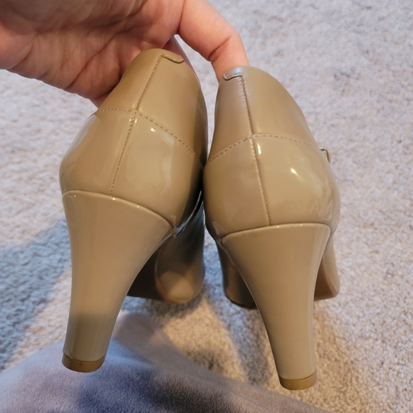 T strap pumps - Picture 7 of 8